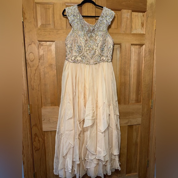 Jovani Women’s Beige Gold Boat Neck Beaded Top Gown Size 20 - Picture 1 of 5